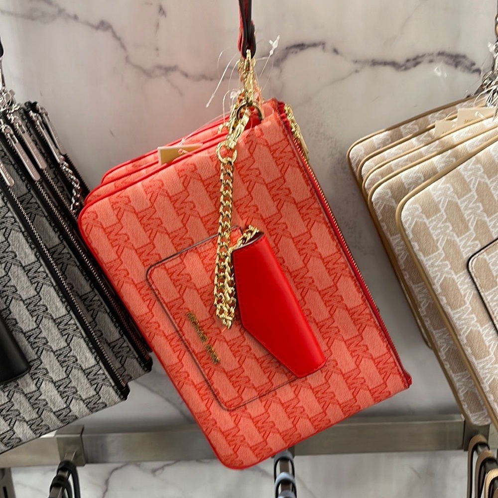 MICHAEL KORS JET SET ITEM LG 2 in 1 CARD CASE & WRISTLET
Dark Sangria
NWT